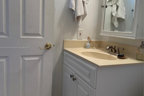 Condo in Miami Lakes, Florida, 2 bedrooms  № 1924213 - photo 21