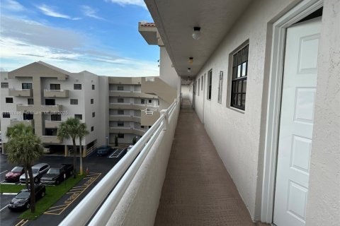 Condo in Miami Lakes, Florida, 2 bedrooms  № 1924213 - photo 6
