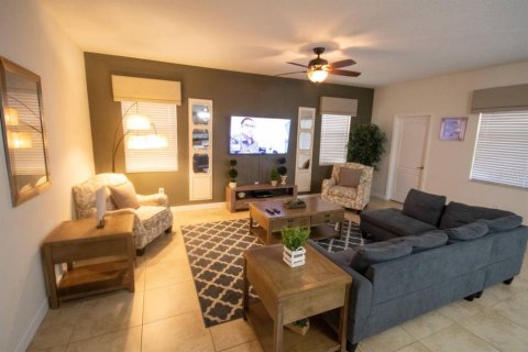 House in Davenport, Florida 6 bedrooms, 321.91 sq.m. № 2127799 - photo 5