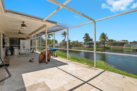 House in Miramar, Florida 3 bedrooms, 143.44 sq.m. № 1790810 - photo 27