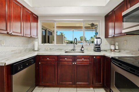 House in Miramar, Florida 3 bedrooms, 143.44 sq.m. № 1790810 - photo 10