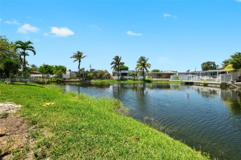 House in Miramar, Florida 3 bedrooms, 143.44 sq.m. № 1790810 - photo 30