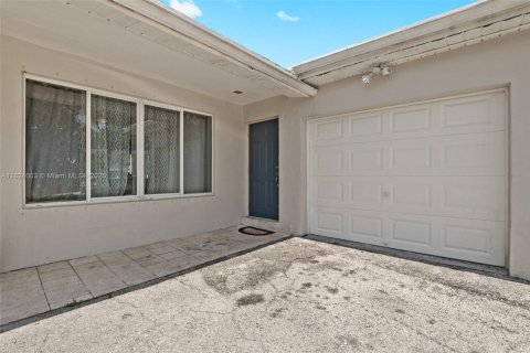 House in Miramar, Florida 3 bedrooms, 143.44 sq.m. № 1790810 - photo 3
