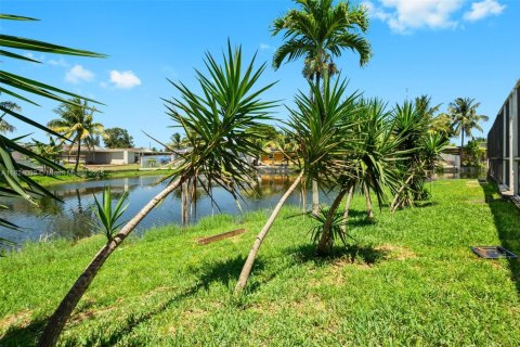 House in Miramar, Florida 3 bedrooms, 143.44 sq.m. № 1790810 - photo 28