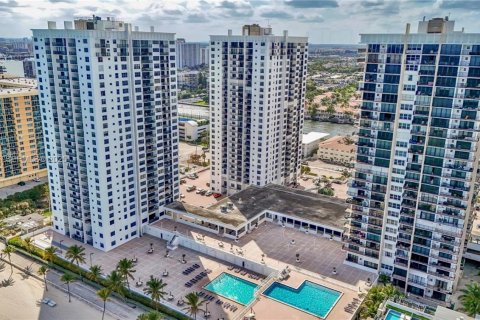 Купить кондоминиум в Холливуд, Флорида 2 спальни, 115.2м2, № 1988986 - фото 2