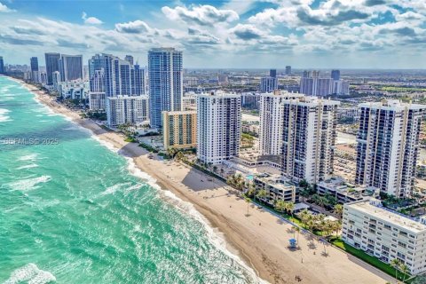 Купить кондоминиум в Холливуд, Флорида 2 спальни, 115.2м2, № 1988986 - фото 3