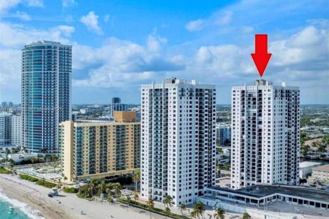 Купить кондоминиум в Холливуд, Флорида 2 спальни, 115.2м2, № 1988986 - фото 1