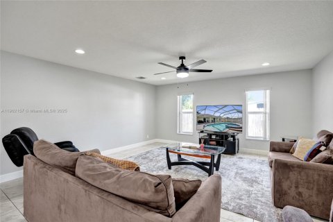 House in Lake Worth, Florida 3 bedrooms, 173.17 sq.m. № 1953728 - photo 4