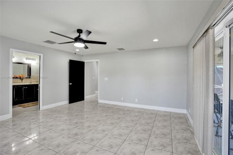 House in Lake Worth, Florida 3 bedrooms, 173.17 sq.m. № 1953728 - photo 6