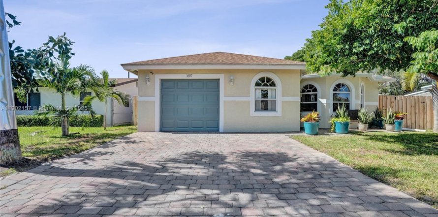 House in Lake Worth, Florida 3 bedrooms, 173.17 sq.m. № 1953728