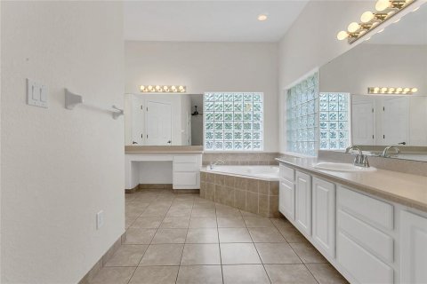 House in Eustis, Florida 4 bedrooms, 269.23 sq.m. № 1783498 - photo 18
