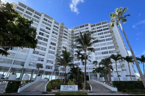 Condo à North Miami, Floride, 1 chambre  № 2084731