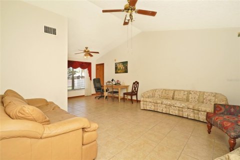 House in Merrit Island, Florida 3 bedrooms, 151.62 sq.m. № 1551987 - photo 7