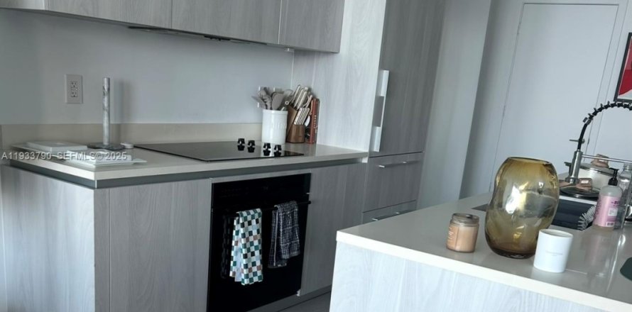 Кондоминиум с 2 спальнями в Майами, Флорида № 1992108