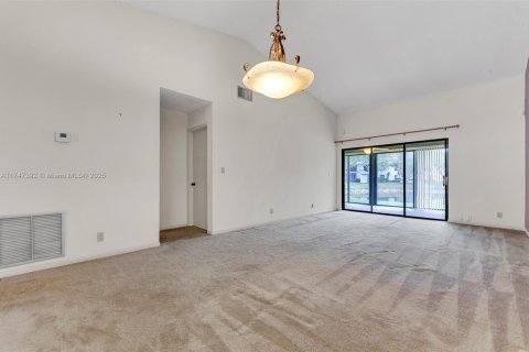 House in Coconut Creek, Florida 2 bedrooms, 122.63 sq.m. № 1865463 - photo 21