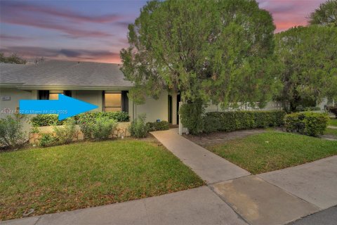 House in Coconut Creek, Florida 2 bedrooms, 122.63 sq.m. № 1865463 - photo 1