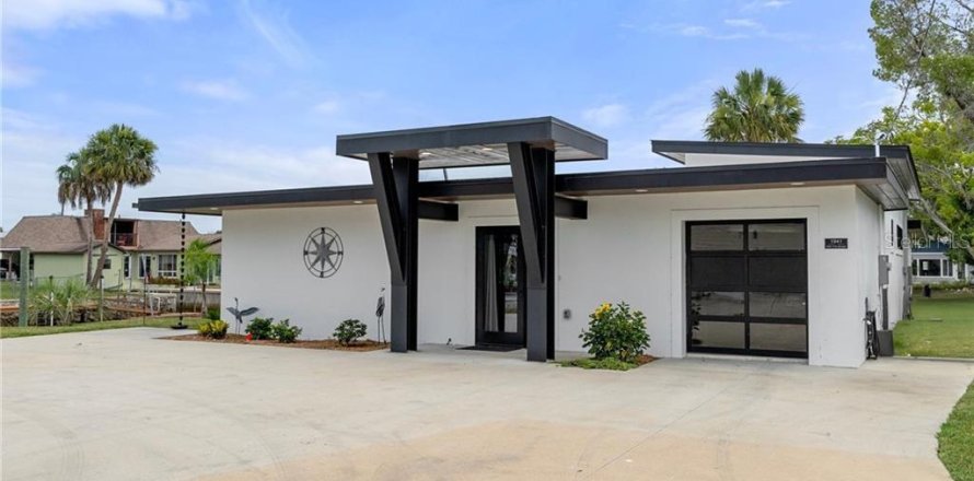 House in Crystal River, Florida 2 bedrooms, 204.38 sq.m. № 1765529
