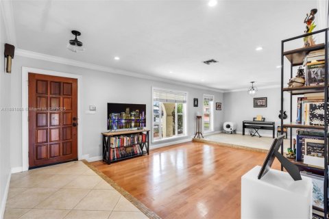 House in Miami, Florida 4 bedrooms, 168.06 sq.m. № 1946199 - photo 5