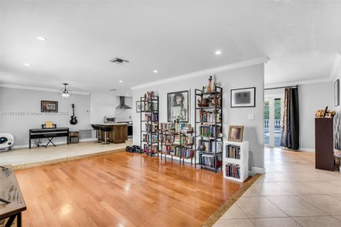 House in Miami, Florida 4 bedrooms, 168.06 sq.m. № 1946199 - photo 4
