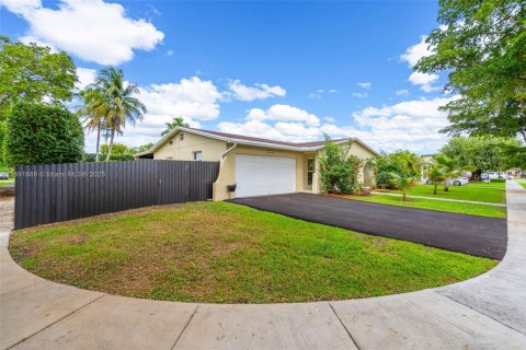 House in Miami, Florida 4 bedrooms, 168.06 sq.m. № 1946199 - photo 3