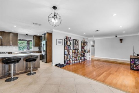 House in Miami, Florida 4 bedrooms, 168.06 sq.m. № 1946199 - photo 6