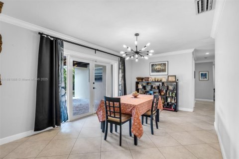 House in Miami, Florida 4 bedrooms, 168.06 sq.m. № 1946199 - photo 11