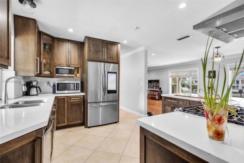 House in Miami, Florida 4 bedrooms, 168.06 sq.m. № 1946199 - photo 9
