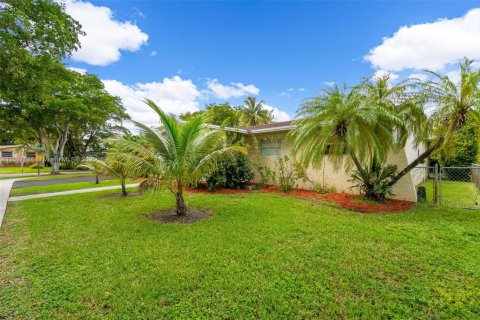 House in Miami, Florida 4 bedrooms, 168.06 sq.m. № 1946199 - photo 2