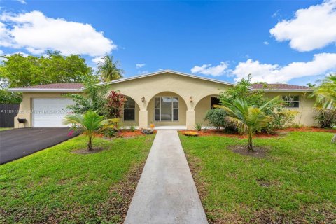 House in Miami, Florida 4 bedrooms, 168.06 sq.m. № 1946199 - photo 1
