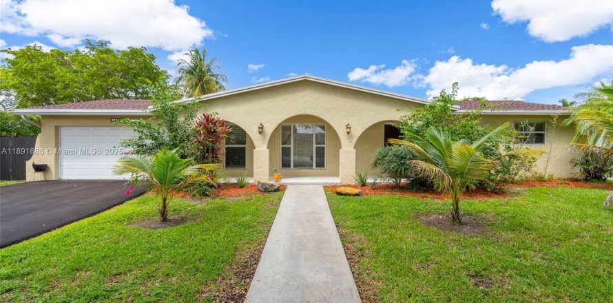 House in Miami, Florida 4 bedrooms, 168.06 sq.m. № 1946199