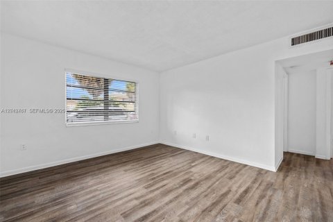 Снять в аренду квартиру в Норт-Майами-Бич, Флорида 2 спальни, 83.61м2, № 2076133 - фото 2