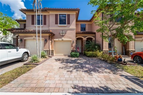 Adosado en alquiler en Hialeah, Florida, 3 dormitorios, 147.9 m2 № 1968235 - foto 2