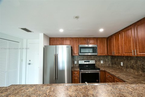Condo in Miami, Florida, 2 bedrooms  № 1957695 - photo 4
