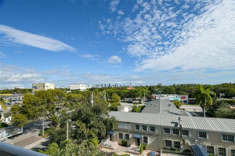 Condo in Miami, Florida, 2 bedrooms  № 1957695 - photo 7