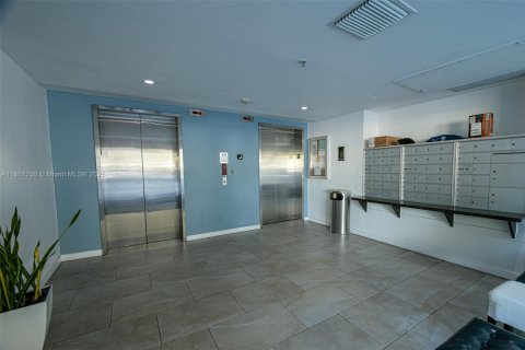 Condo in Miami, Florida, 2 bedrooms  № 1957695 - photo 16
