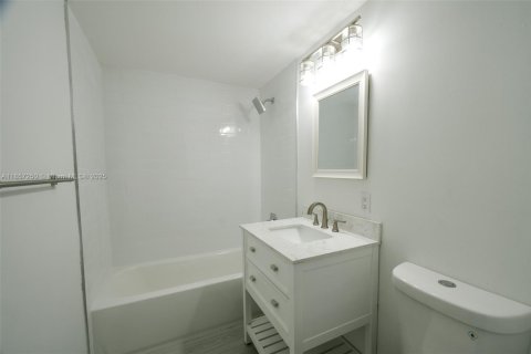 Condo in Miami, Florida, 2 bedrooms  № 1957695 - photo 12