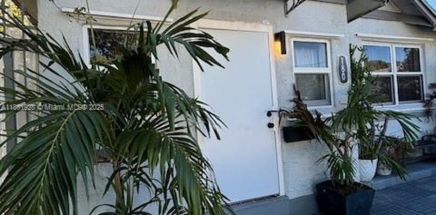 Villa ou maison à Miami, Floride 2 chambres, 102.19 m2 № 1936223