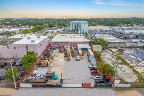 Propiedad comercial en Opa-locka, Florida № 2257840