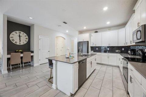 House in Kissimmee, Florida 6 bedrooms, 310.57 sq.m. № 2400320 - photo 28