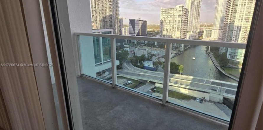 Condominio en Miami, Florida, 1 dormitorio  № 1729494