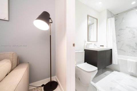 Condo in Miami, Florida, 2 bedrooms  № 1998941 - photo 15
