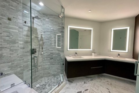 Condo in Miami, Florida, 2 bedrooms  № 1998941 - photo 13