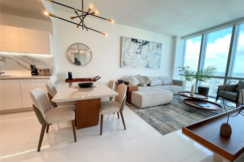 Condo in Miami, Florida, 2 bedrooms  № 1998941 - photo 1