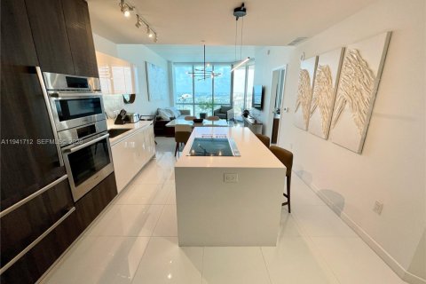 Condo in Miami, Florida, 2 bedrooms  № 1998941 - photo 7
