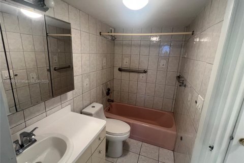 Condo in Miami Beach, Florida, 1 bedroom  № 2012702 - photo 12