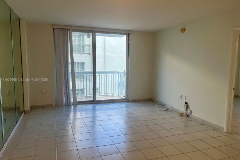 Condo in Miami Beach, Florida, 1 bedroom  № 2012702 - photo 5