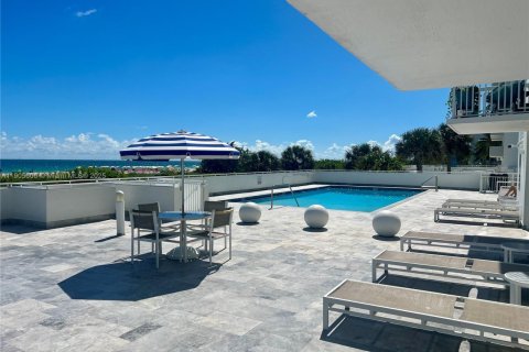 Condo in Miami Beach, Florida, 1 bedroom  № 2012702 - photo 3