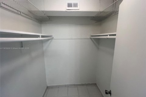 Condo in Miami Beach, Florida, 1 bedroom  № 2012702 - photo 11