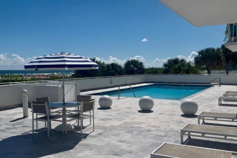 Condo in Miami Beach, Florida, 1 bedroom  № 2012702 - photo 15