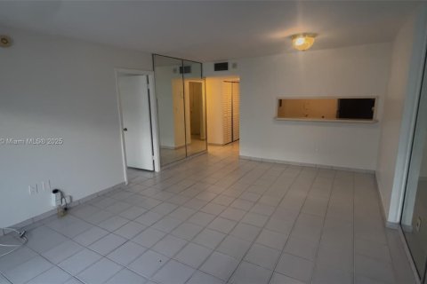 Condo in Miami Beach, Florida, 1 bedroom  № 2012702 - photo 6